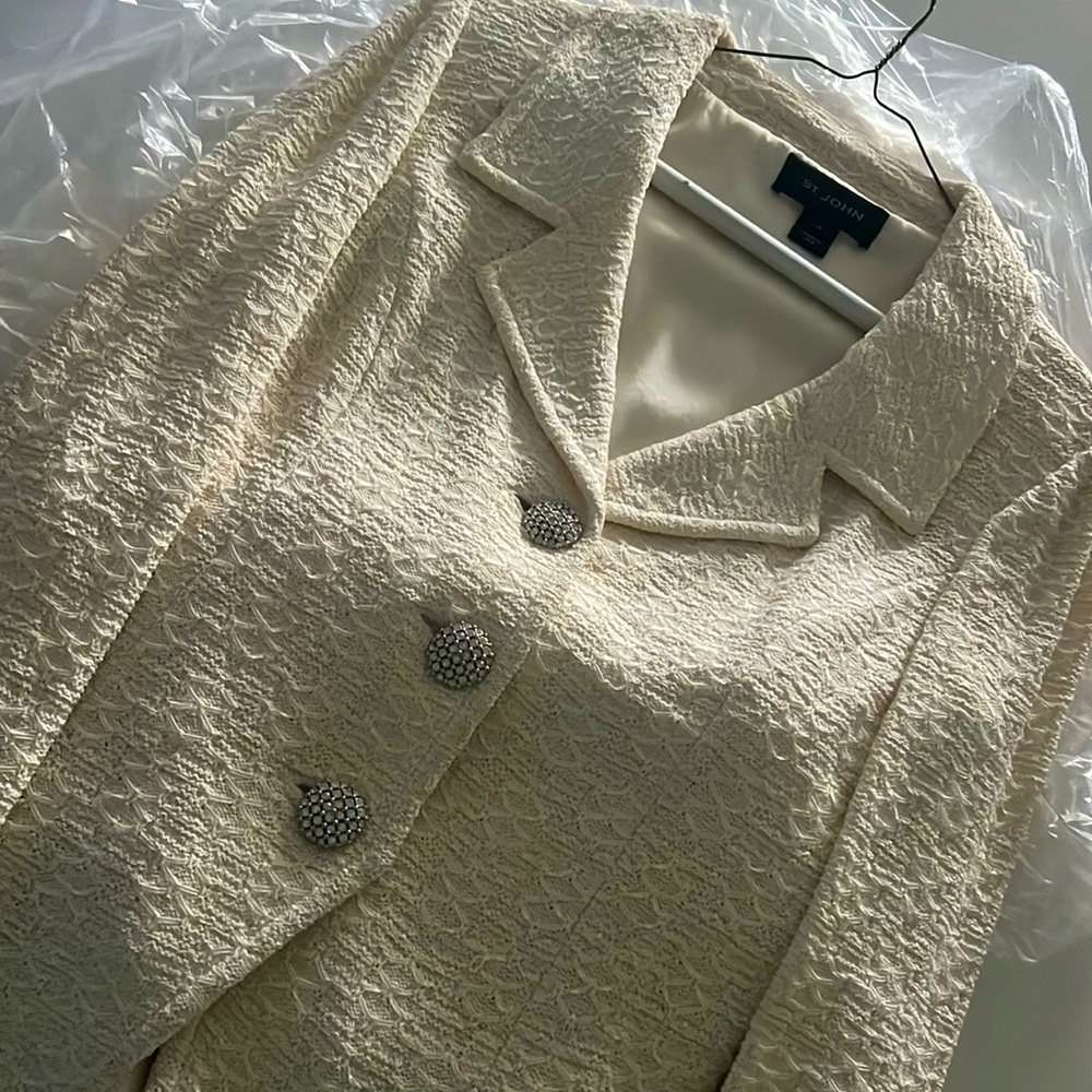St. John Winter White Suit Set. Blazer size 4 and skirt size 2